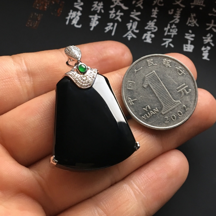 （超值推荐）镶白金钻石冰种墨翠平安无事牌胸坠