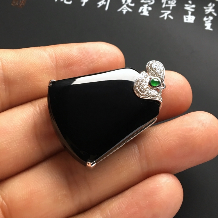 （超值推荐）镶白金钻石冰种墨翠平安无事牌胸坠
