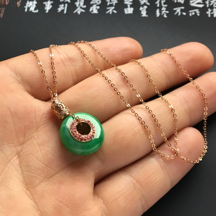 （超值推荐）镶玫瑰金红宝石糯冰种翠色平安环胸坠（金链）