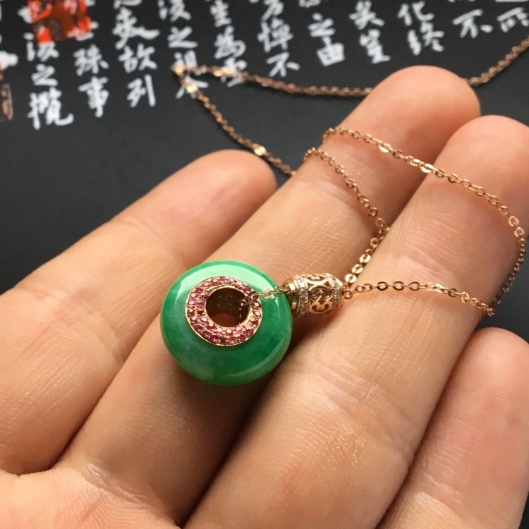 （超值推荐）镶玫瑰金红宝石糯冰种翠色平安环胸坠（金链）