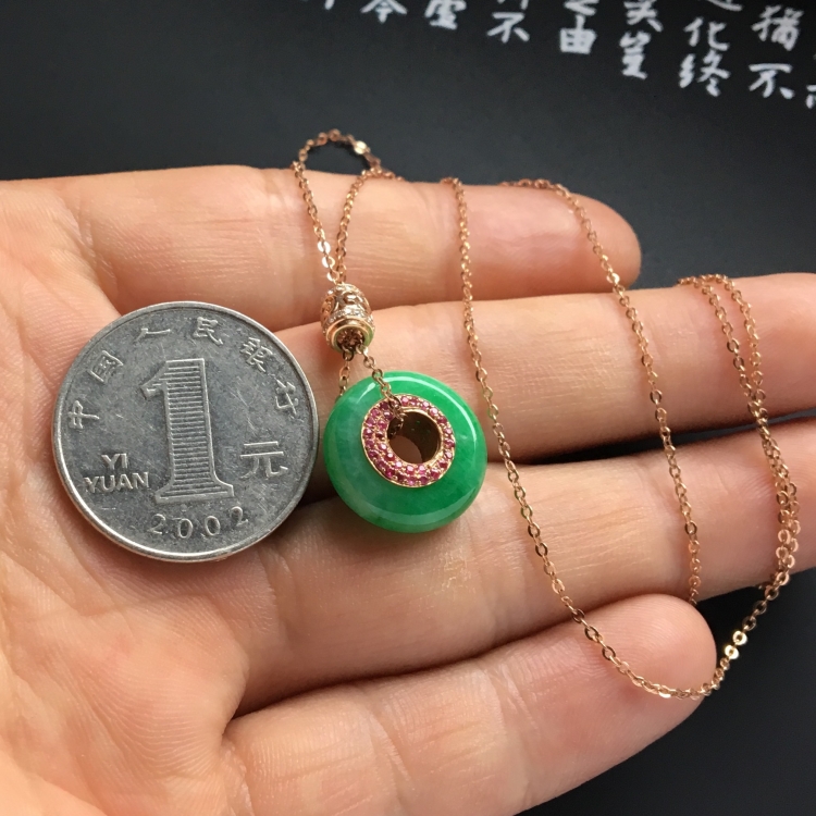 （超值推荐）镶玫瑰金红宝石糯冰种翠色平安环胸坠（金链）