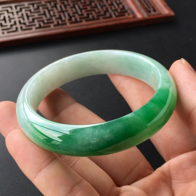 (超值推荐)糯冰种飘翠手镯(55.9mm)
