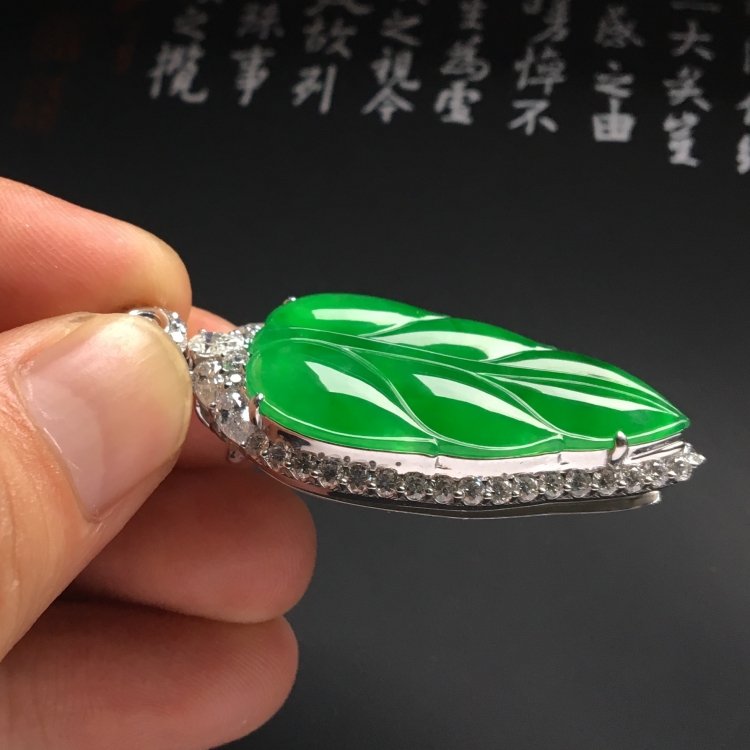 （超值推荐）镶白金钻石冰种阳绿金枝玉叶胸坠
