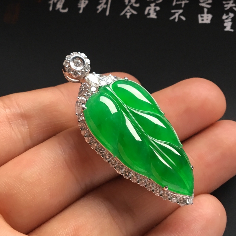 （超值推荐）镶白金钻石冰种阳绿金枝玉叶胸坠
