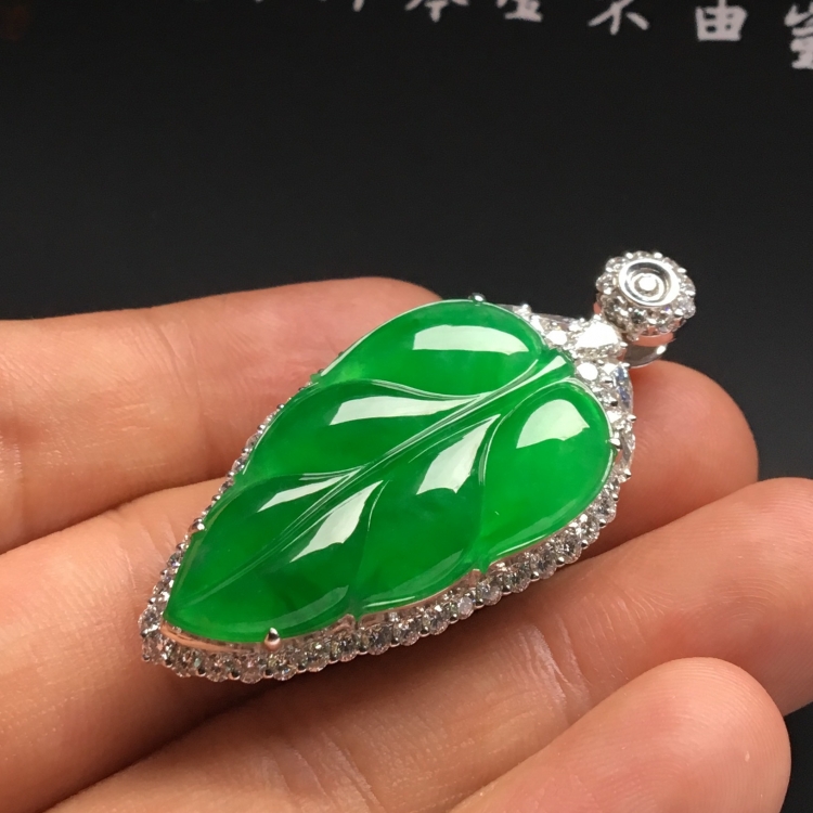 （超值推荐）镶白金钻石冰种阳绿金枝玉叶胸坠