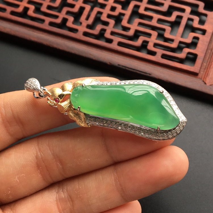 (超值推荐)冰种翠色镶彩金钻石福瓜胸坠