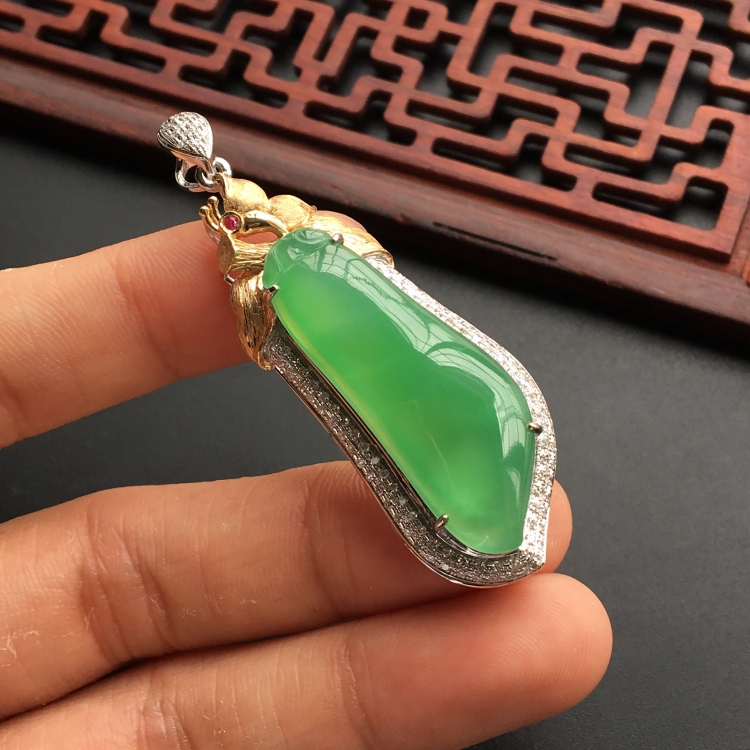 (超值推荐)冰种翠色镶彩金钻石福瓜胸坠