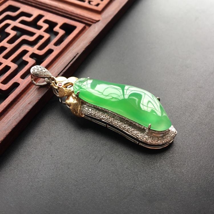 (超值推荐)冰种翠色镶彩金钻石福瓜胸坠