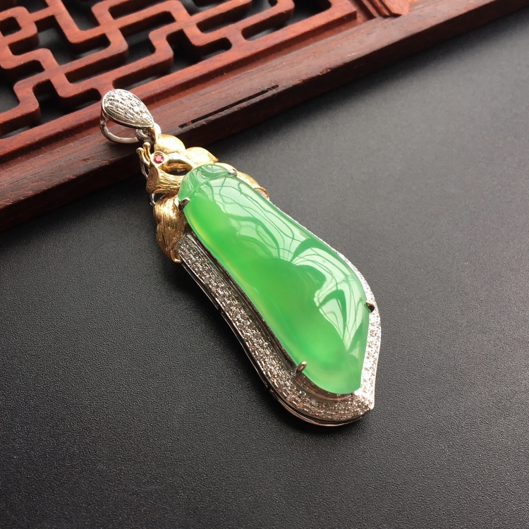 (超值推荐)冰种翠色镶彩金钻石福瓜胸坠