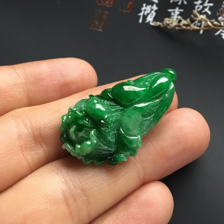 （超值推荐）糯冰种浓绿白菜挂件