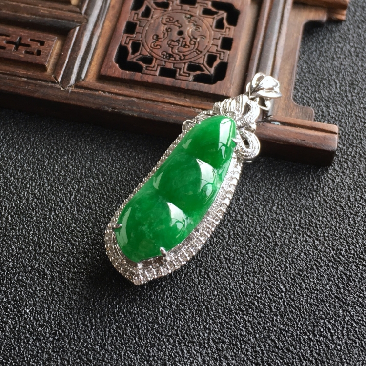 (超值推荐)糯冰种阳绿镶白金钻石福豆胸坠