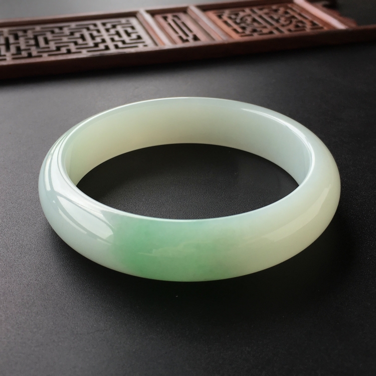 (超值推荐)糯冰种略飘翠手镯(57.4mm)