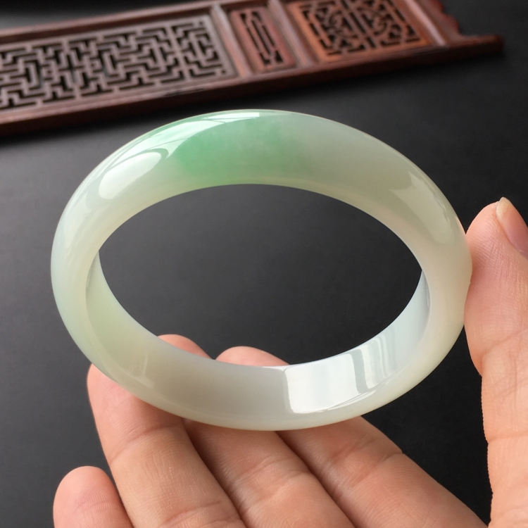(超值推荐)糯冰种略飘翠手镯(57.4mm)