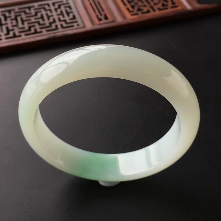(超值推荐)糯冰种略飘翠手镯(57.4mm)