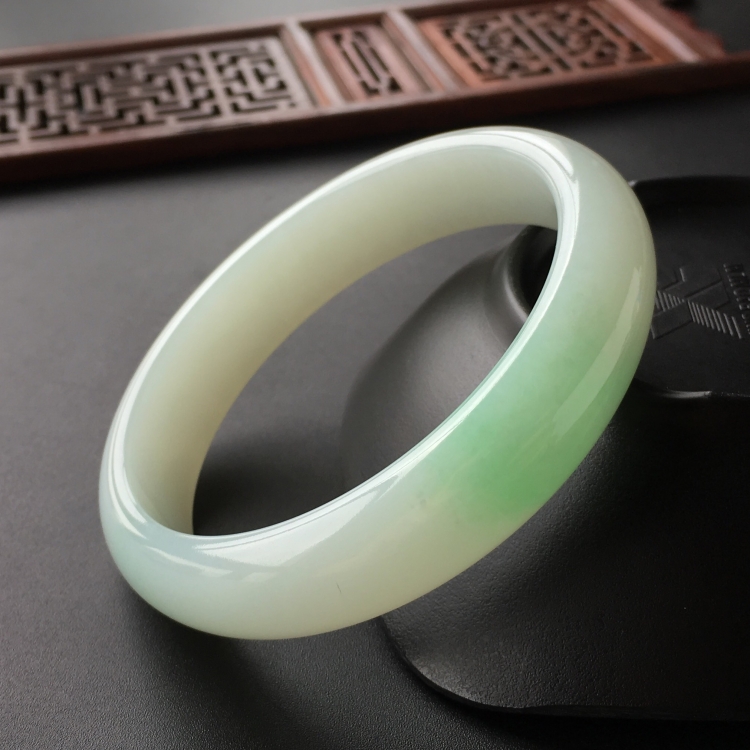 (超值推荐)糯冰种略飘翠手镯(57.4mm)