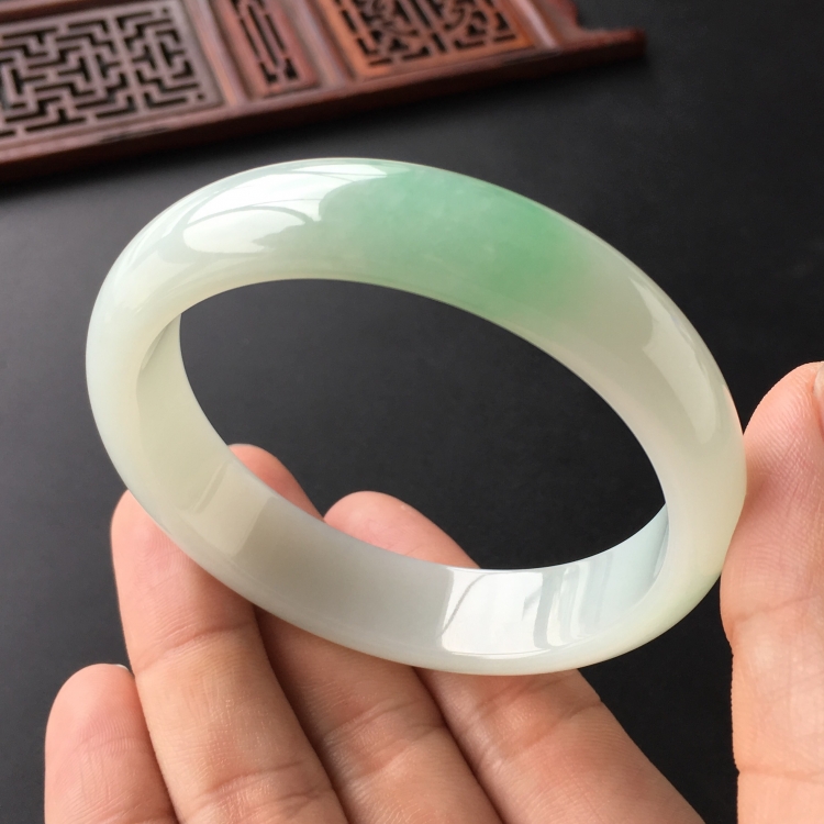 (超值推荐)糯冰种略飘翠手镯(57.4mm)