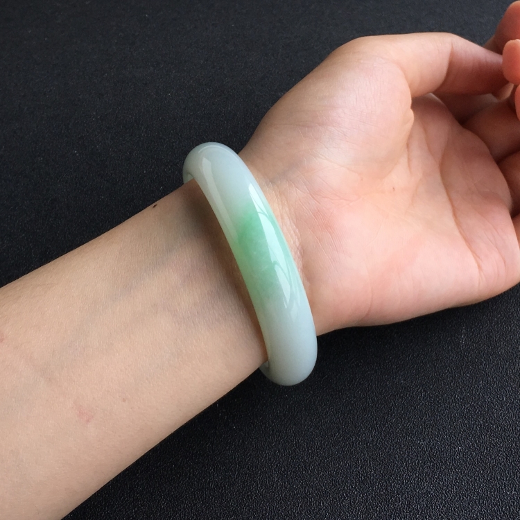(超值推荐)糯冰种略飘翠手镯(57.4mm)