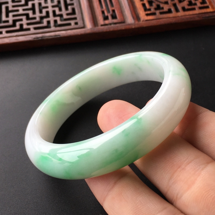 (超值推荐)糯冰种飘翠手镯(54.1mm)