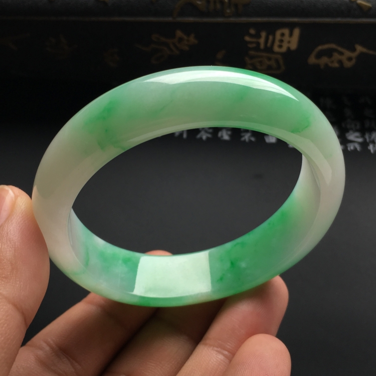 （超值推荐）糯冰种飘翠手镯（54.9mm）