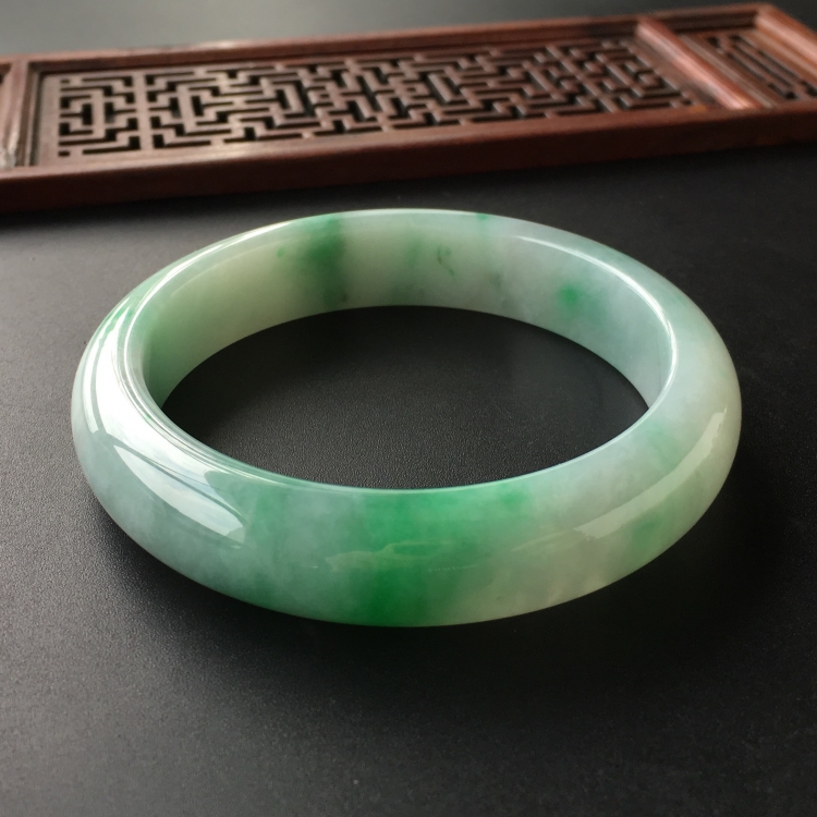 (超值推荐)糯冰种飘翠手镯(56.7mm)