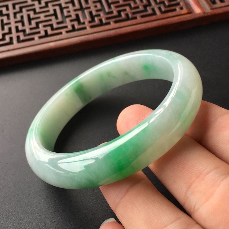 (超值推荐)糯冰种飘翠手镯(56.7mm)