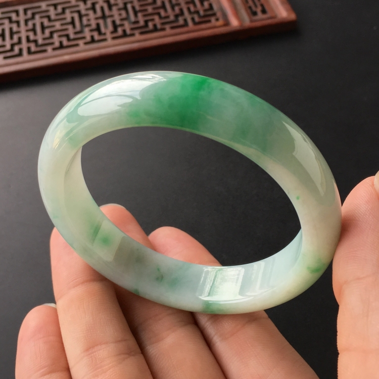(超值推荐)糯冰种飘翠手镯(56.7mm)
