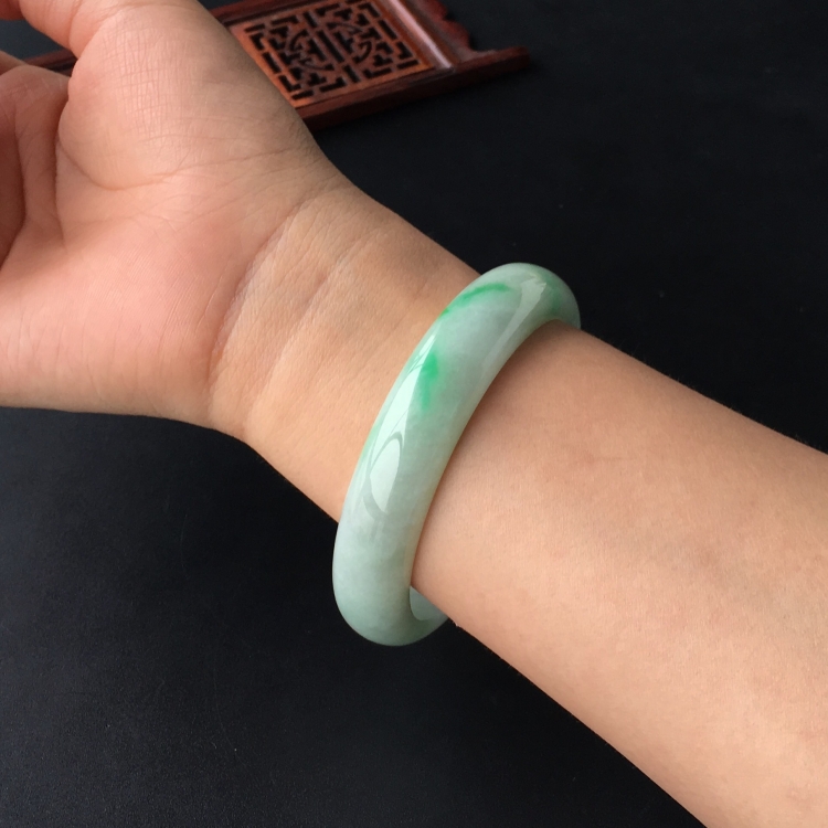 (超值推荐)糯冰种飘翠手镯(57.4mm)