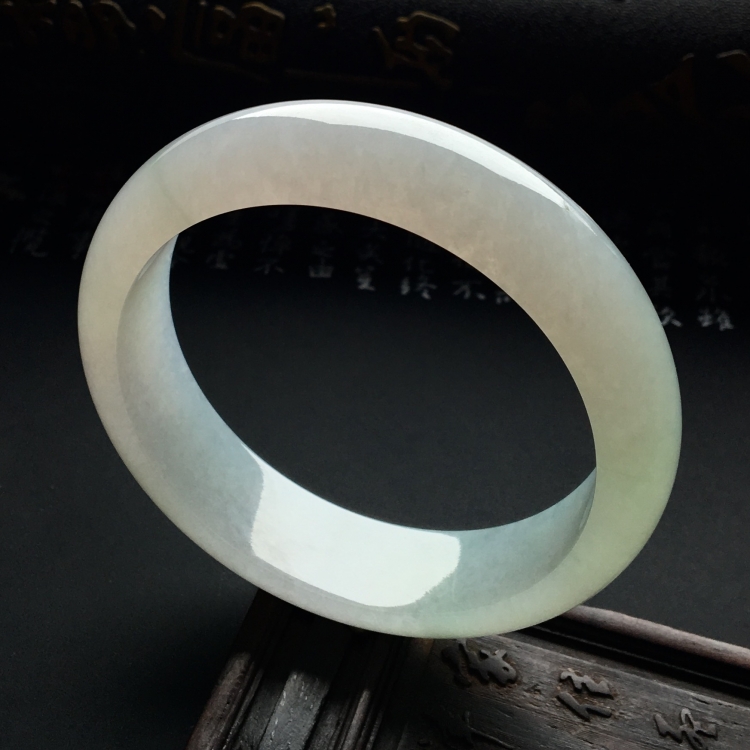 （超值推荐）糯冰种淡晴水手镯（55.7mm）