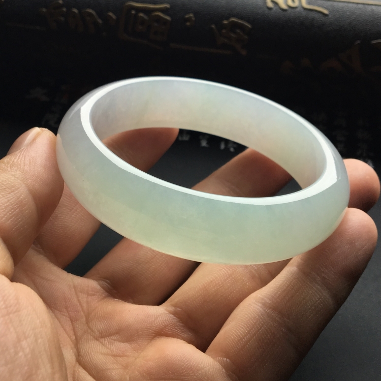 （超值推荐）糯冰种淡晴水手镯（55.7mm）