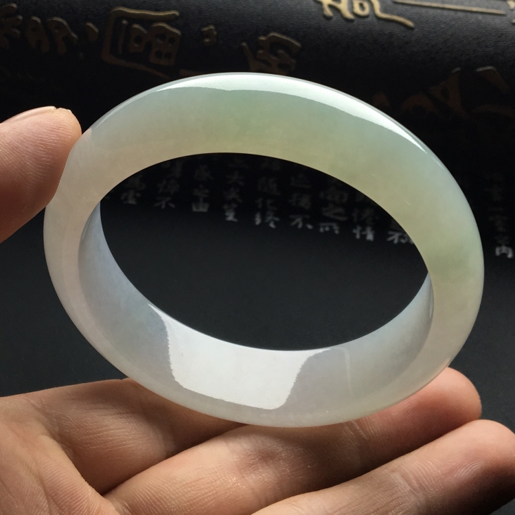 （超值推荐）糯冰种淡晴水手镯（55.7mm）