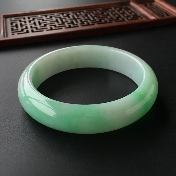 (超值推荐)糯冰种飘翠手镯(57mm)