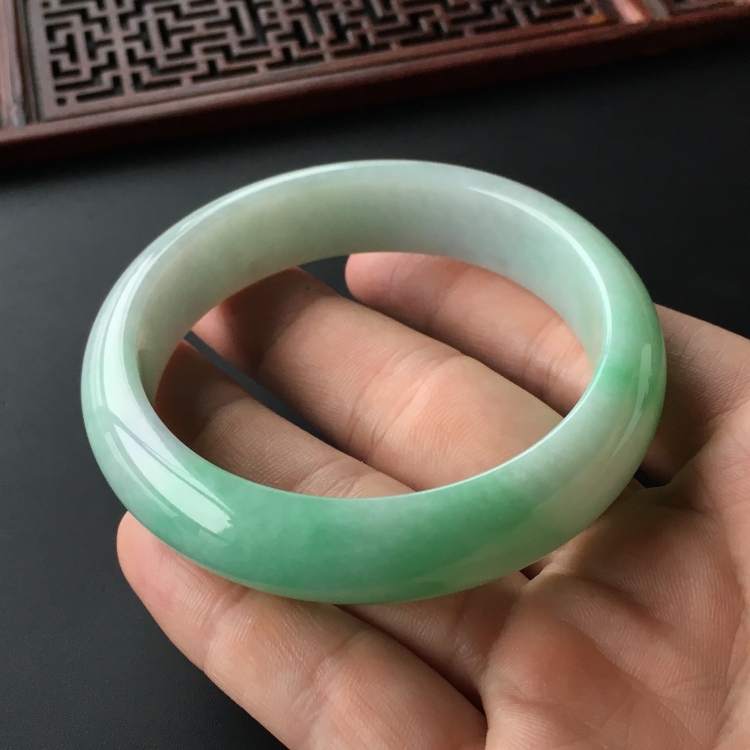 (超值推荐)糯冰种飘翠手镯(57mm)