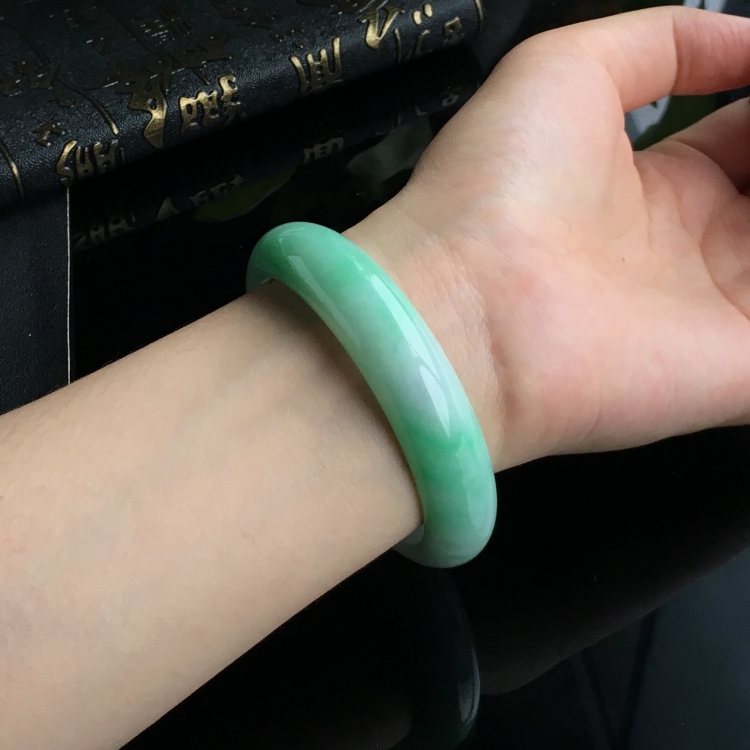 (超值推荐)糯冰种飘翠手镯(57mm)