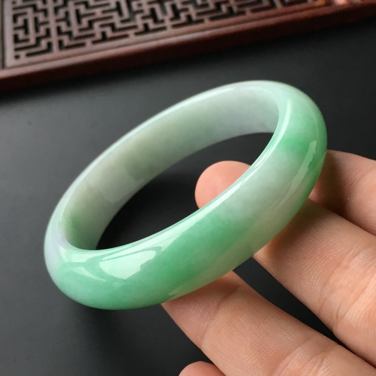 (超值推荐)糯冰种飘翠手镯(57mm)