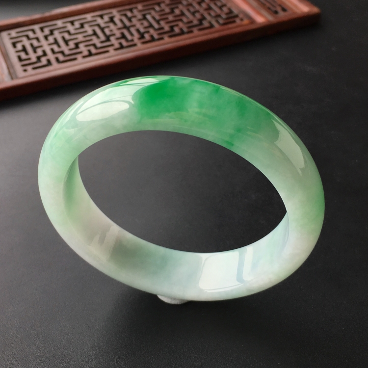 (超值推荐)糯冰种飘翠手镯(55.4mm)