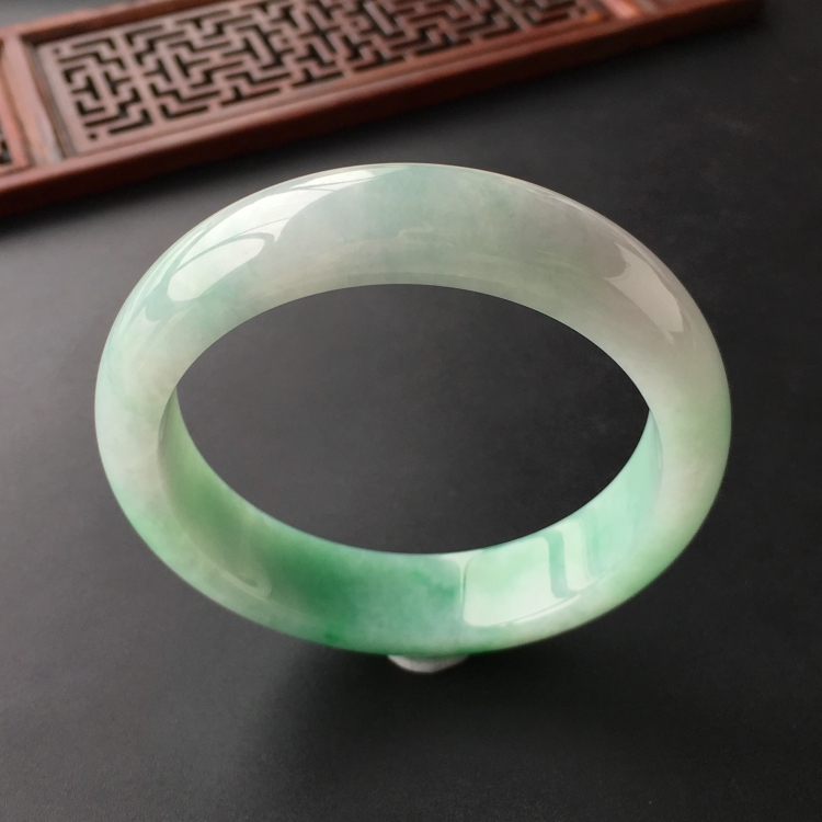 (超值推荐)糯冰种飘翠手镯(55.4mm)