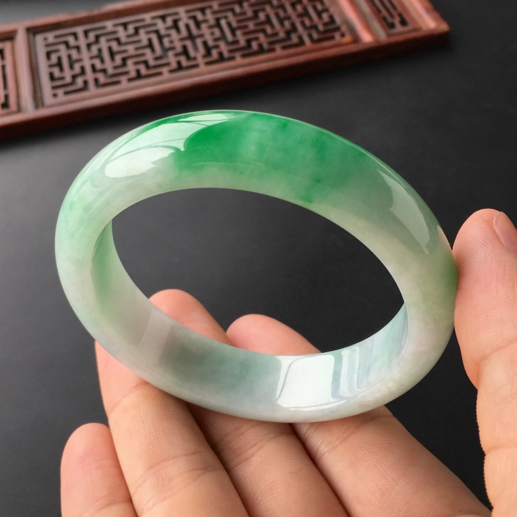 (超值推荐)糯冰种飘翠手镯(55.4mm)