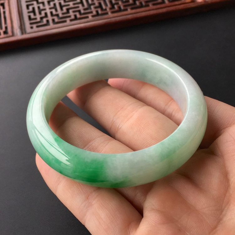 (超值推荐)糯冰种飘翠手镯(55.4mm)