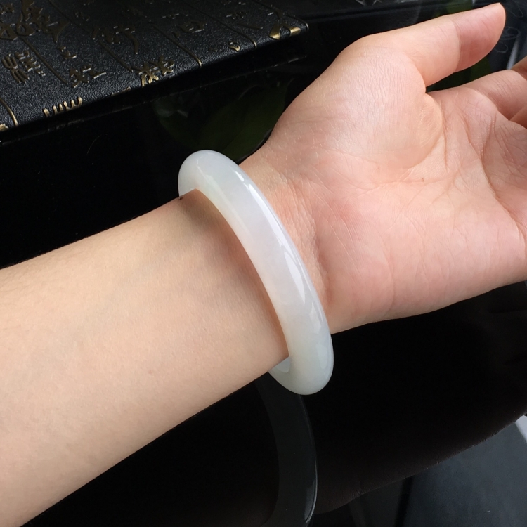 (超值推荐)冰种淡晴水略飘花手镯(57.7mm)