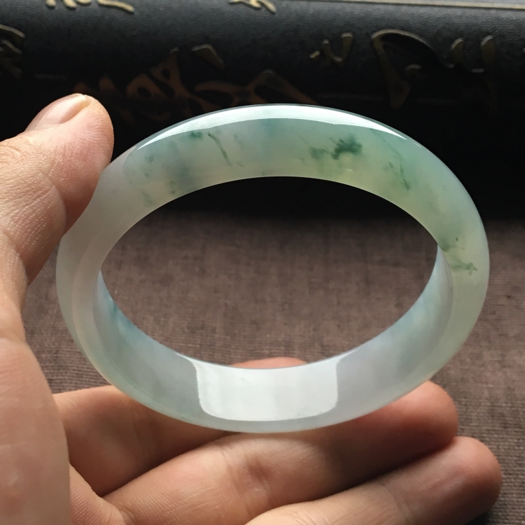 （超值推荐）糯冰种飘花手镯（58mm）