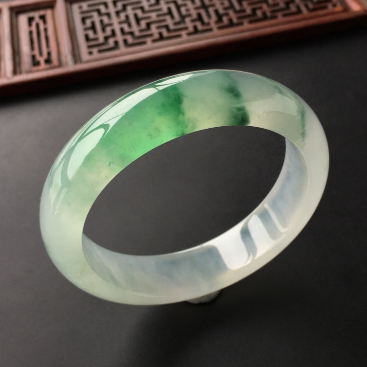 (超值推荐)冰种飘绿花手镯(56.8mm)