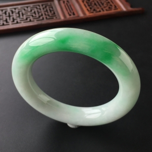 (超值推荐)糯冰种飘翠圆条手镯(56.8mm)