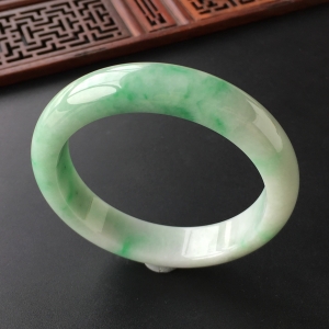 (超值推荐)糯冰种飘翠手镯(55.5mm)
