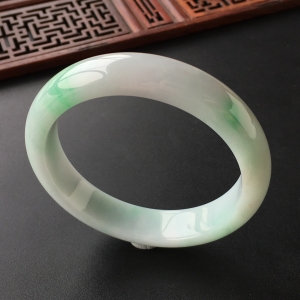 (超值推荐)糯冰种飘翠手镯(55.2mm)
