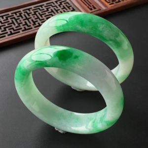 (超值推荐)糯冰种飘翠手镯(一对)(55.2mm/56.4mm)
