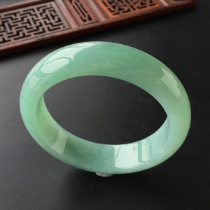 (超值推荐)糯冰种晴水略飘花手镯(56.3mm)