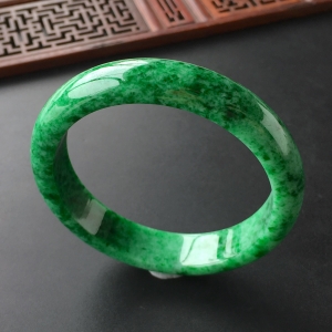 (超值推荐)糯冰种翠色手镯(58.3mm)