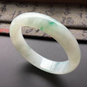 (超值推荐)糯冰种飘翠手镯(54.4mm)