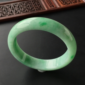 (超值推荐)糯冰种飘翠手镯(57.5mm)