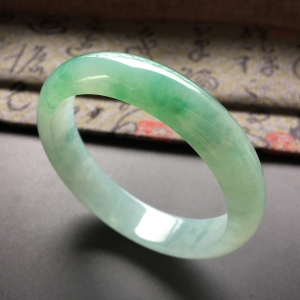 (超值推荐)糯冰种飘绿花手镯(55.7mm)